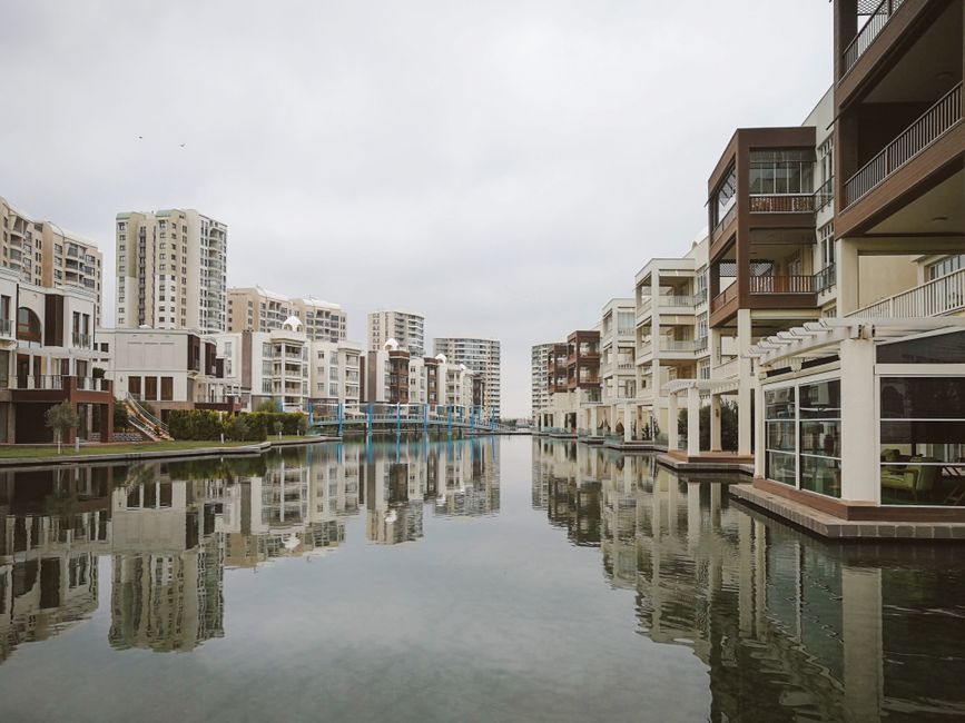 Moderne stambene zgrade uz kanal u gradu